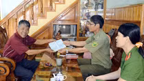 Tăng giờ làm trong ngày nghỉ để cấp, đổi sổ hộ khẩu cho dân