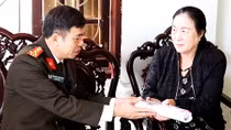 Giám đốc Công an Quảng Bình thăm Bà mẹ Việt Nam anh hùng, thân nhân liệt sỹ CAND