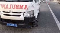 Xe cứu thương va chạm ô tô con trên cao tốc TP HCM - Trung Lương