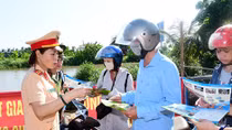 Cảnh sát đường thủy tặng áo phao cho ngư dân 