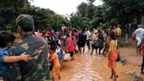Chạy đua với thời gian để cứu người trong vụ vỡ đập tại Lào