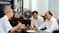 Thủ tướng Nguyễn Xuân Phúc thăm cán bộ lão thành cách mạng