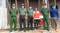 Trao tiền hỗ trợ làm nhà ở cho các hộ nghèo huyện Quản Bạ