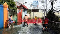 Bão tan cả tuần, biển nước cống hôi rình vẫn bủa vây nhà dân Thủ đô