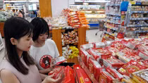 Kiểm tra chất lượng bánh trung thu sản xuất thủ công