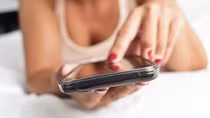 Báo động tình trạng trẻ em nhắn tin sex ở Anh