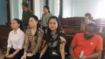 Hoãn phiên toà xét xử nhóm trai tây lừa đảo qua mạng