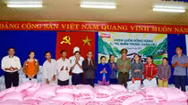 Báo CAND tặng quà người dân vùng ngập lũ ven sông Yên và sông Túy Loan