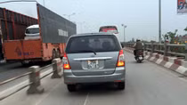 Tràn lan vi phạm ô tô chạy sai làn đường trên cầu Thanh Trì