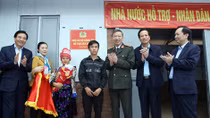 Những nghĩa cử ấm lòng đồng bào Mường Nhé
