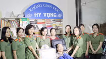 Thăm và tặng gần 60 đầu sách cho không gian đọc Đỗ Hà Cừ