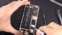 Khách hàng tố bị Apple Store lừa đảo khi thay pin iPhone