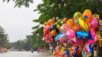 “Bom bay” món quà đáng sợ trên đường phố Hà Nội