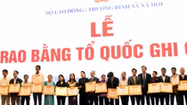 Chủ tịch Quốc hội ghi công thân nhân gia đình 672 liệt sĩ