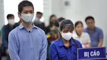 Chưa thể xét xử vụ mẹ đẻ và cha dượng hành hạ con trẻ tử vong