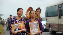 Người dân ôm di ảnh đón linh cữu Chủ tịch nước Trần Đại Quang ở quê nhà
