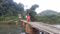 Nguy hiểm từ những cầu tạm trong mùa mưa lũ