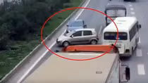 Xế hộp nối đuôi nhau đi ngược chiều trên cao tốc Hà Nội - Bắc Giang