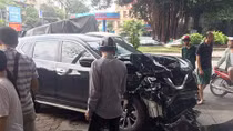 Nissan 7 chỗ vượt đèn đỏ, húc tài xế xe tải văng ra đường