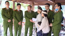 Thăm, động viên và trao tặng 100 triệu đồng cho gia đình Trung tá Vi Văn Luân