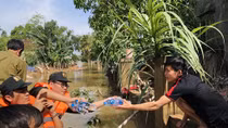 Trung đoàn CSCĐ Bắc Trung Bộ tặng quà, giúp nhân dân khắc phục bão lũ