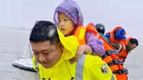 Những chiến sĩ Công an, điểm tựa vững vàng giúp người dân vùng lũ