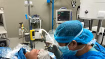 Con đỉa sống hơn 1 tháng trong họng một em bé