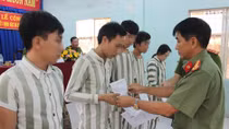 Phạm nhân được đặc xá tại Đồng Nai nhận vốn vay ngay khi rời trại