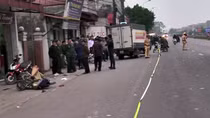 Xe tải mất lái, húc văng 5 em học sinh ở Hưng Yên