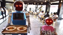 Nhà hàng sử dụng khỉ, robot làm bồi bàn