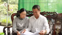 Cặp vợ chồng già "vác tù và hàng tổng" ở làng phong