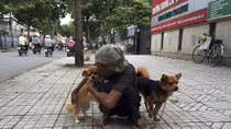 “Tình bạn” cảm động của bà cụ lượm ve chai và hai chú chó