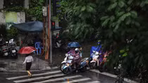 Hai miền Nam, Bắc mưa giông cả ngày