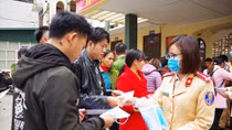 Phát khẩu trang miễn phí cho nhân dân nơi địa đầu Tổ quốc