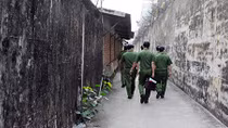 Vào trại giam viết báo