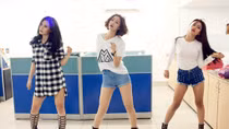 Maya giản dị khác lạ trong show hát cho sinh viên