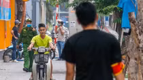 Chưa hết giãn cách đã rộ đầu trần, không khẩu trang ra đường