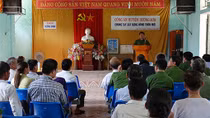 Công an Hương Sơn tặng ghế ngồi cho nhà văn hóa thôn