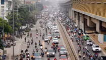 Dòng xe cộ nhích dần từng mét trên 2 tuyến đường dự kiến cấm xe máy