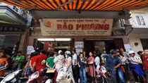 Chen chân trên phố Thuỵ Khuê chờ mua bánh Trung thu