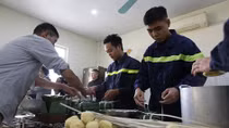 Trực chiến đơn vị, lính cứu hỏa cùng nhau gói bánh chưng đón tết