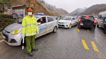 Sa Pa xuống dưới 0 độ C, du khách ùn ùn kéo lên ngắm tuyết