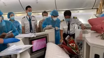 Hình ảnh phi công người Anh về tới quê hương