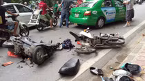 Tai nạn liên hoàn trên đường Hoàng Hoa Thám, 2 xe máy tan tành