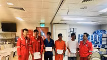 CBNV giàn khai thác trung tâm PQP-HT cứu giúp 4 ngư dân gặp nạn trên biển
