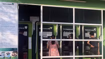 Ngân hàng ráo riết cung ứng tiền, giảm tải ATM dịp Tết
