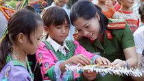 Vui Tết Trung thu cùng trẻ em vùng cao