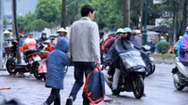 Học sinh Thủ đô đi học trở lại trong mưa rét