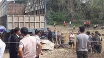 Học sinh lớp 2 bị ô tô cán chết thương tâm trên đường đi học về