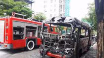 Xe bus đang lưu thông bốc cháy dữ dội